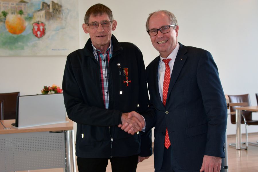 „Helfen und hinsehen“ war sein Lebensmotto:  Der Paderborner Tafel-Gründer Uwe Hoffmann (links im Bild) bei der Verleihung des Verdienstkreuzes am Bande des Verdienstordens der Bundesrepublik Deutschland mit  Landrat Manfred Müller (rechts im Bild) im Paderborner Kreishaus